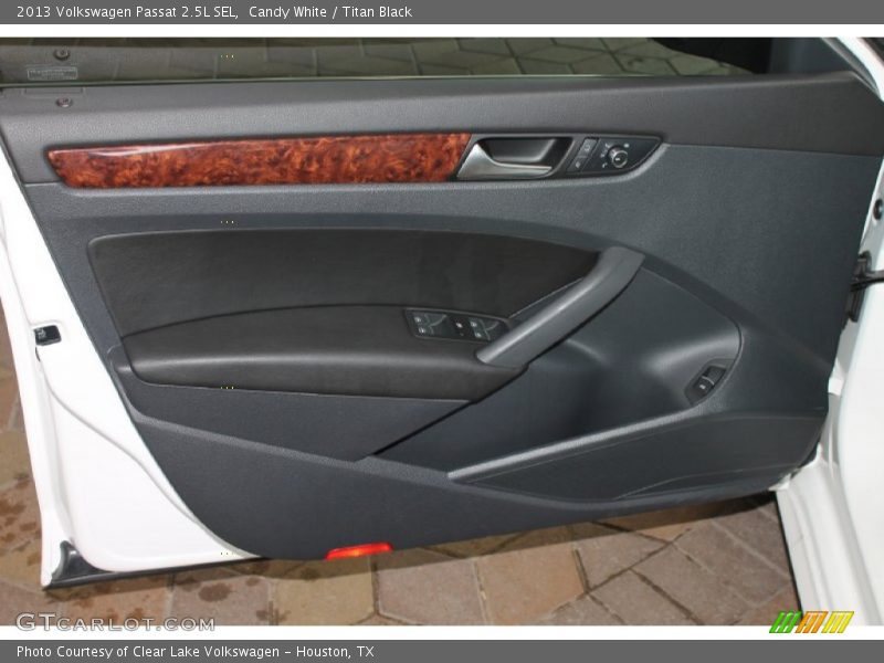 Candy White / Titan Black 2013 Volkswagen Passat 2.5L SEL