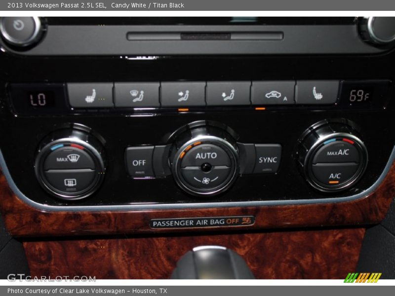 Candy White / Titan Black 2013 Volkswagen Passat 2.5L SEL