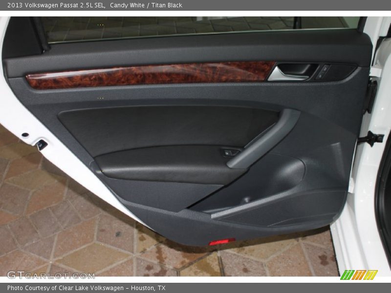 Candy White / Titan Black 2013 Volkswagen Passat 2.5L SEL