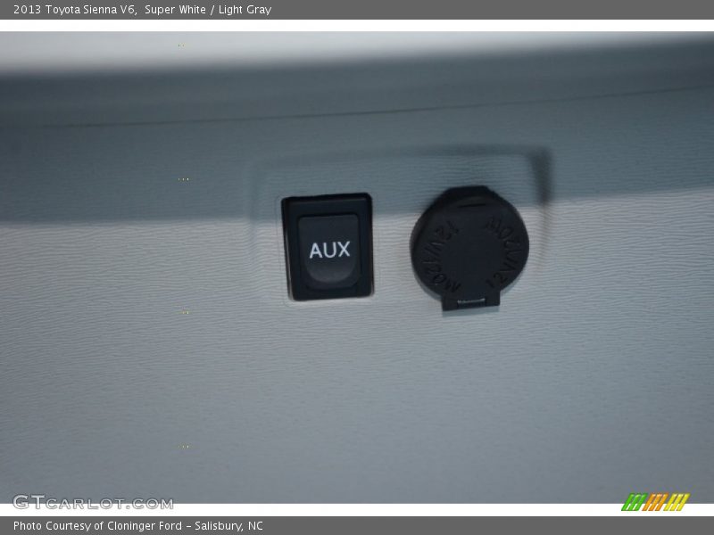 Super White / Light Gray 2013 Toyota Sienna V6