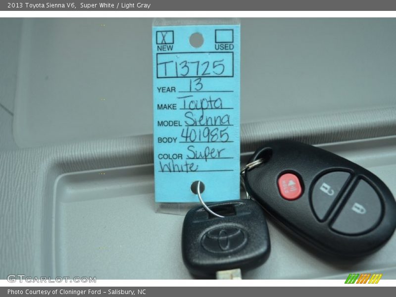 Super White / Light Gray 2013 Toyota Sienna V6