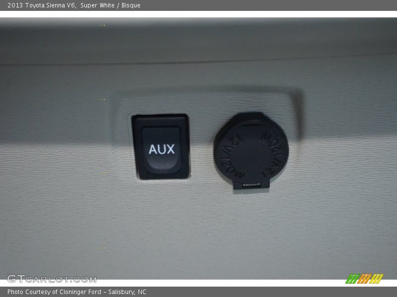 Super White / Bisque 2013 Toyota Sienna V6