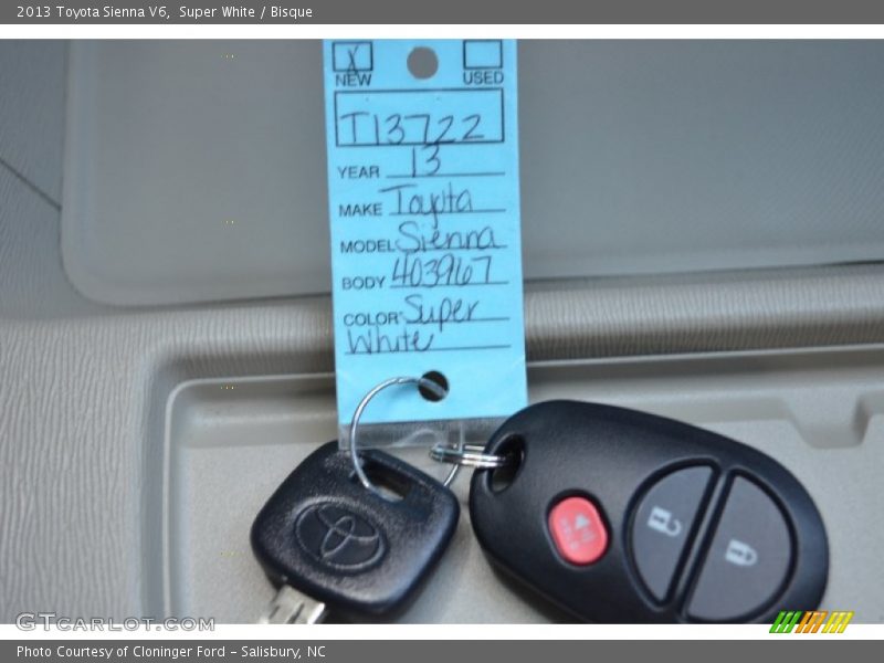 Super White / Bisque 2013 Toyota Sienna V6