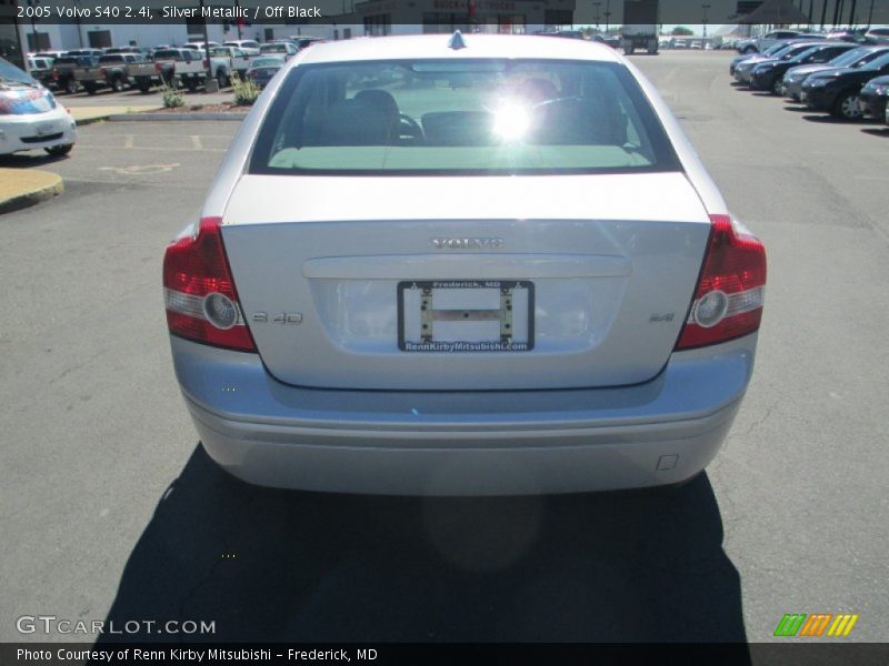 Silver Metallic / Off Black 2005 Volvo S40 2.4i