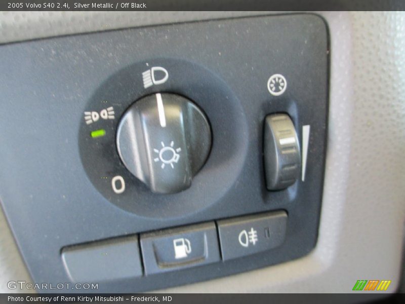 Silver Metallic / Off Black 2005 Volvo S40 2.4i