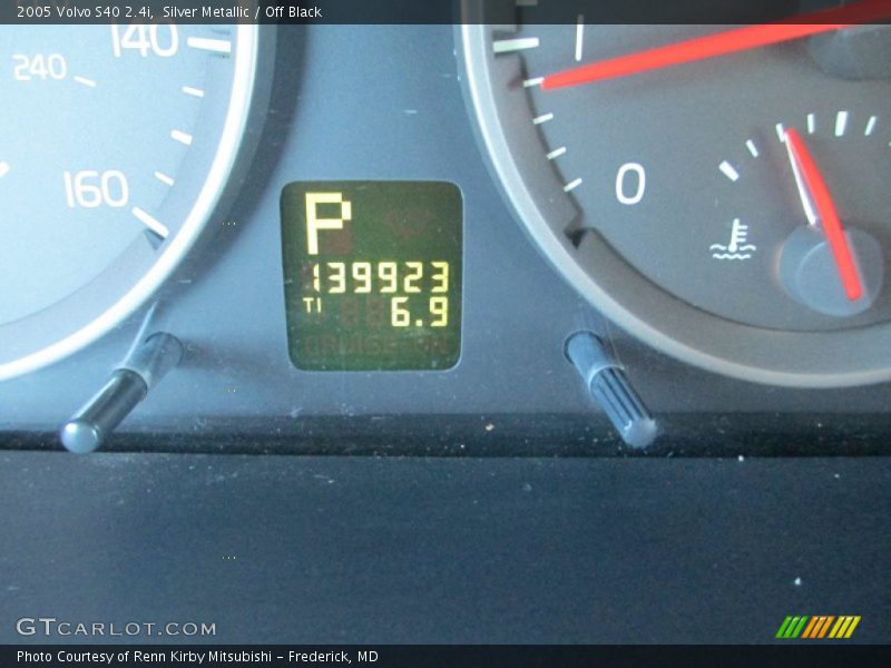 Silver Metallic / Off Black 2005 Volvo S40 2.4i