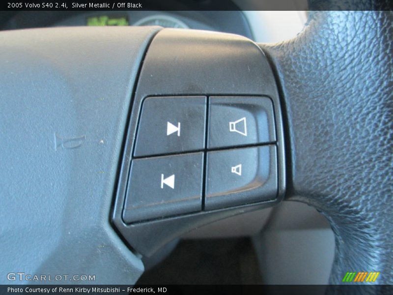 Silver Metallic / Off Black 2005 Volvo S40 2.4i