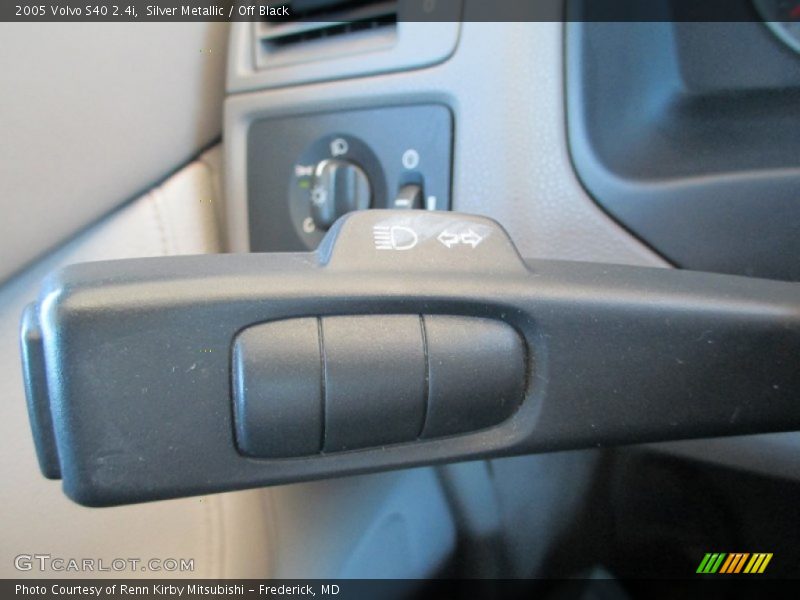 Silver Metallic / Off Black 2005 Volvo S40 2.4i