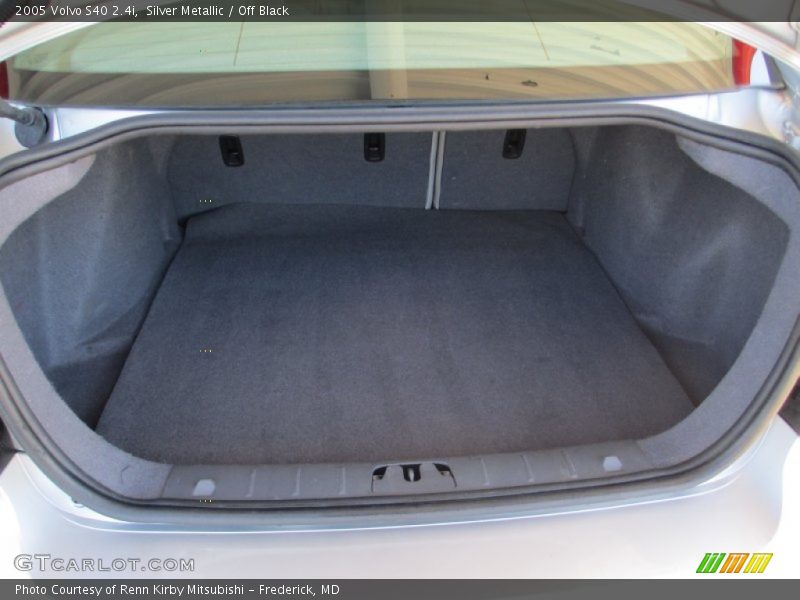 Silver Metallic / Off Black 2005 Volvo S40 2.4i