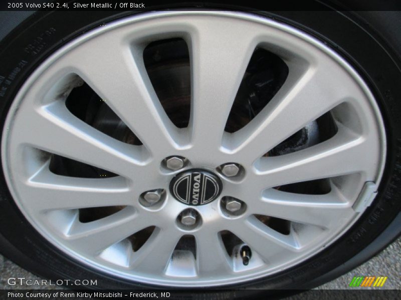 Silver Metallic / Off Black 2005 Volvo S40 2.4i