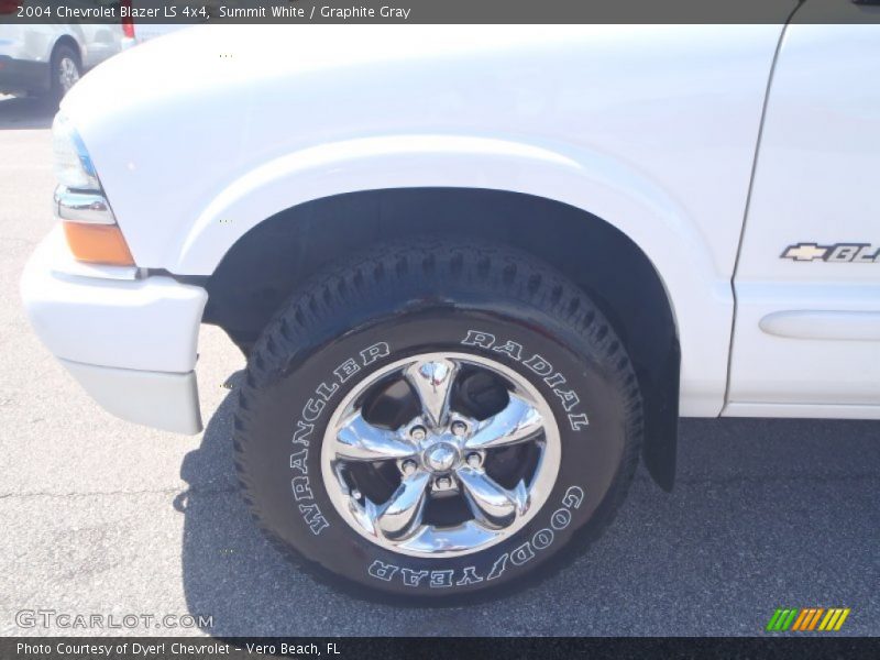 Summit White / Graphite Gray 2004 Chevrolet Blazer LS 4x4
