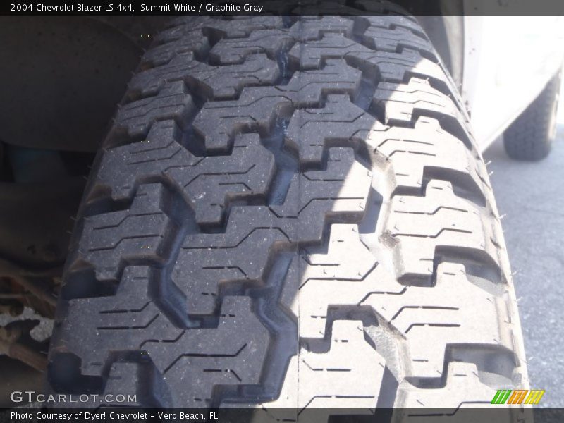 Summit White / Graphite Gray 2004 Chevrolet Blazer LS 4x4