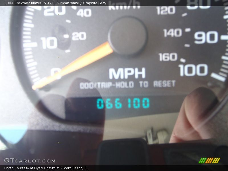 Summit White / Graphite Gray 2004 Chevrolet Blazer LS 4x4