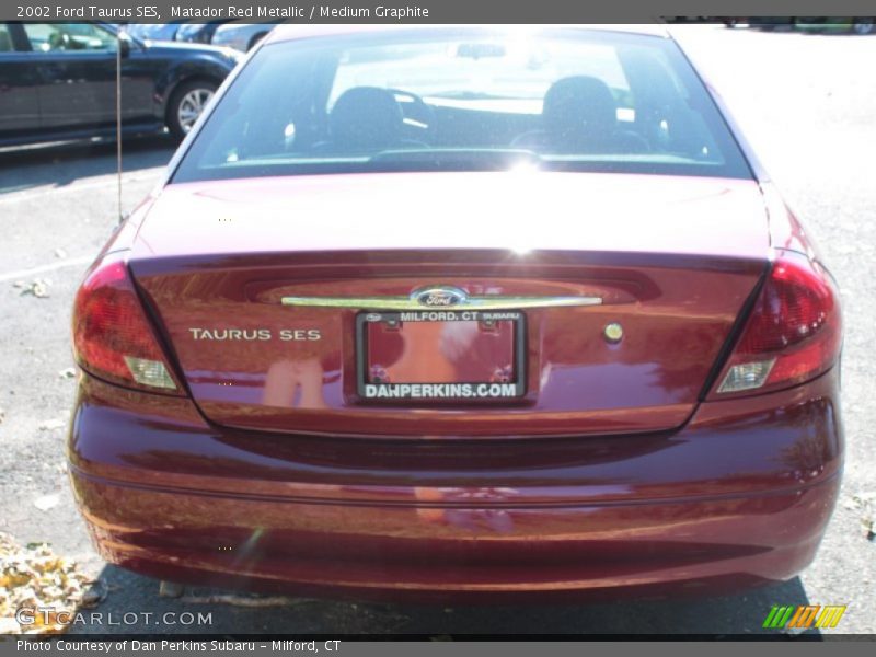Matador Red Metallic / Medium Graphite 2002 Ford Taurus SES