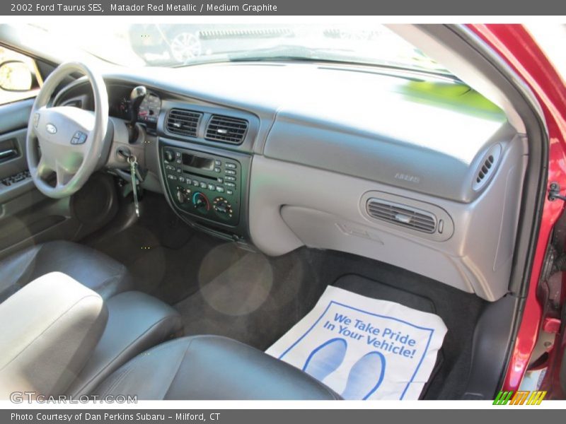 Matador Red Metallic / Medium Graphite 2002 Ford Taurus SES