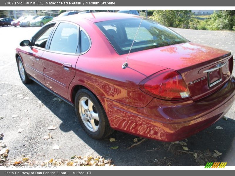 Matador Red Metallic / Medium Graphite 2002 Ford Taurus SES