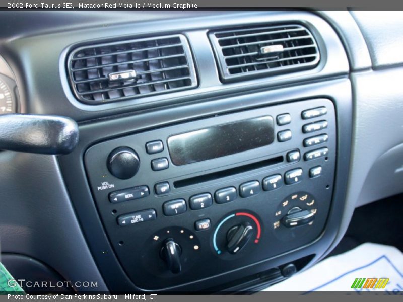 Matador Red Metallic / Medium Graphite 2002 Ford Taurus SES