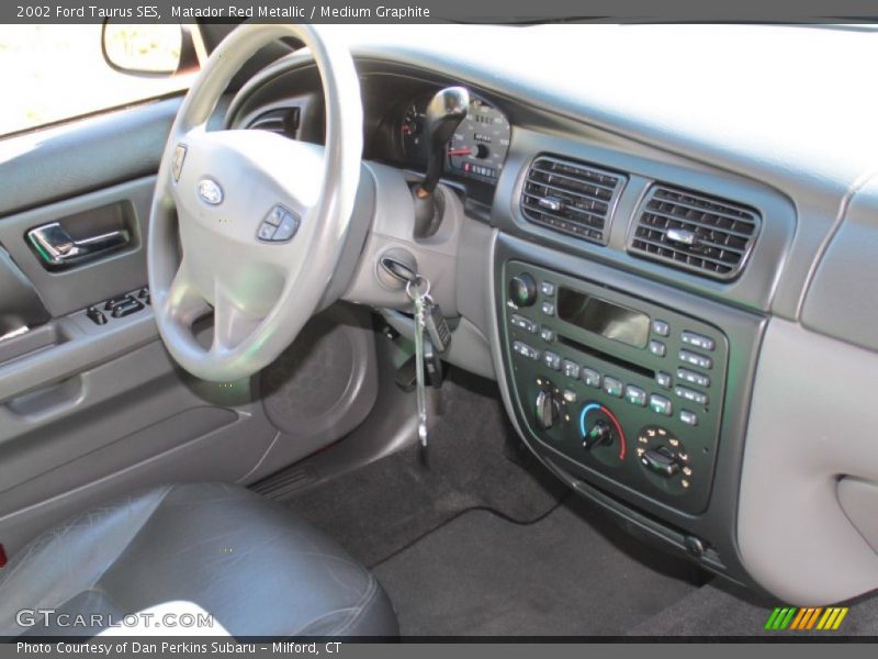 Matador Red Metallic / Medium Graphite 2002 Ford Taurus SES