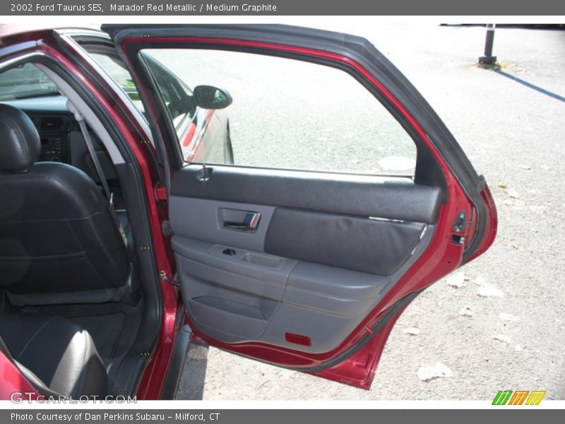 Matador Red Metallic / Medium Graphite 2002 Ford Taurus SES