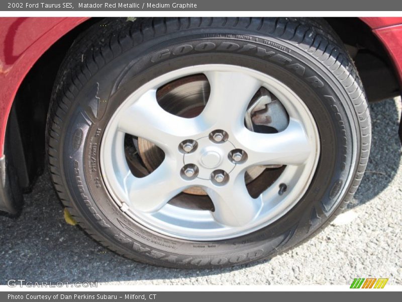 Matador Red Metallic / Medium Graphite 2002 Ford Taurus SES