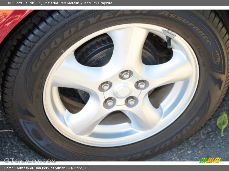 Matador Red Metallic / Medium Graphite 2002 Ford Taurus SES