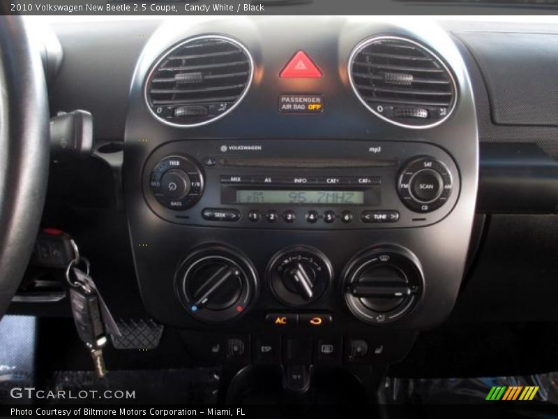 Candy White / Black 2010 Volkswagen New Beetle 2.5 Coupe