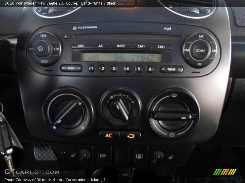 Candy White / Black 2010 Volkswagen New Beetle 2.5 Coupe