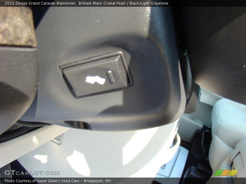 Brilliant Black Crystal Pearl / Black/Light Graystone 2011 Dodge Grand Caravan Mainstreet
