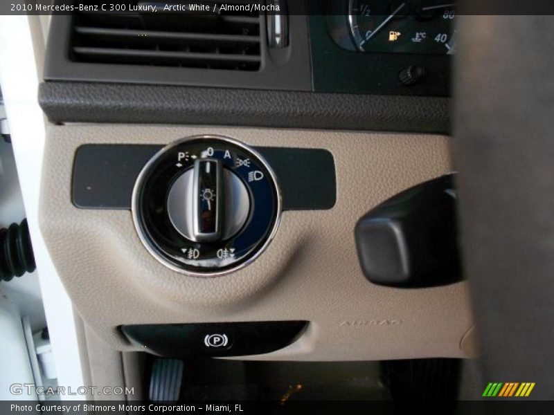 Arctic White / Almond/Mocha 2010 Mercedes-Benz C 300 Luxury