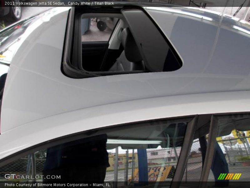 Candy White / Titan Black 2011 Volkswagen Jetta SE Sedan