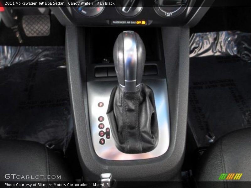 Candy White / Titan Black 2011 Volkswagen Jetta SE Sedan