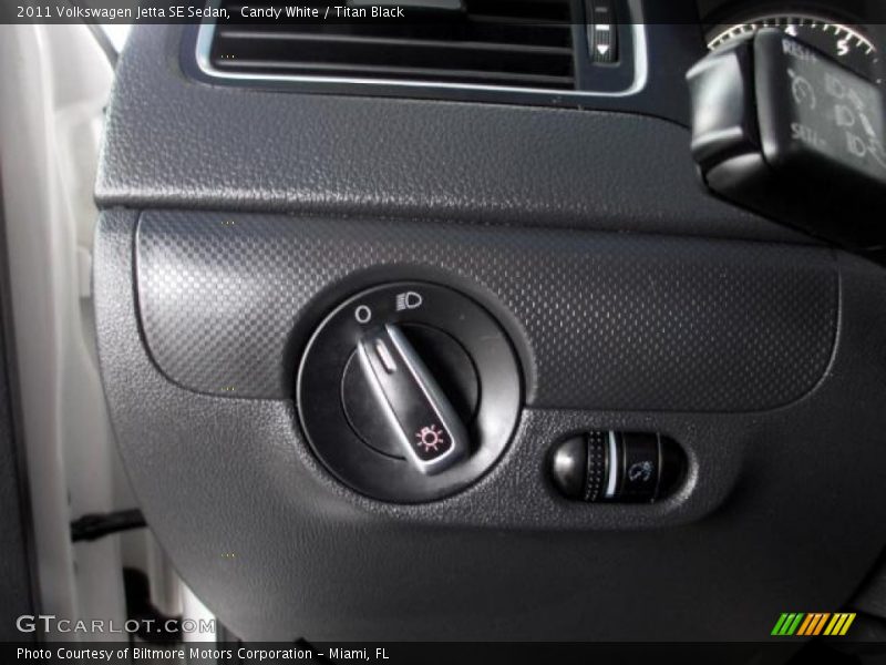 Candy White / Titan Black 2011 Volkswagen Jetta SE Sedan