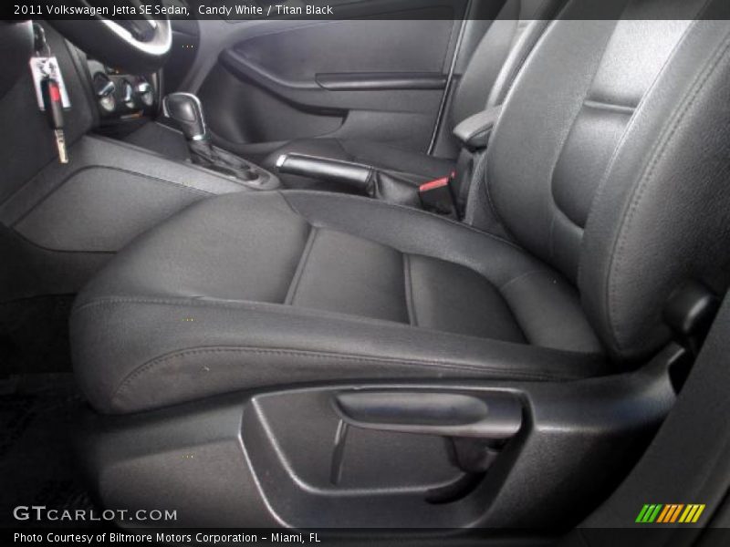 Candy White / Titan Black 2011 Volkswagen Jetta SE Sedan
