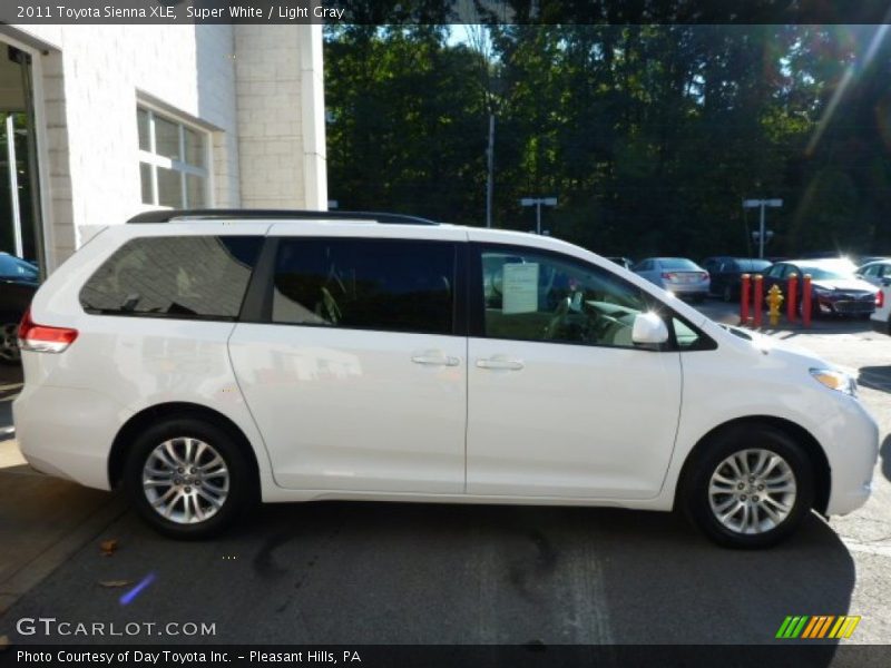 Super White / Light Gray 2011 Toyota Sienna XLE