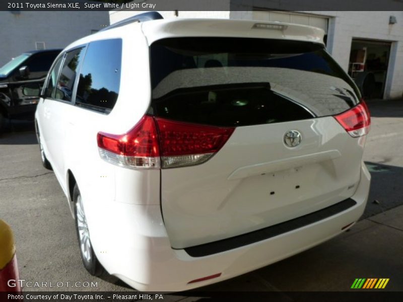 Super White / Light Gray 2011 Toyota Sienna XLE