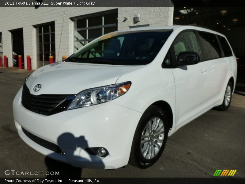 Super White / Light Gray 2011 Toyota Sienna XLE