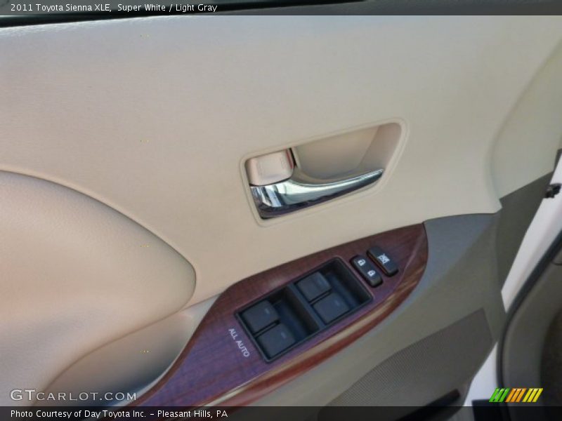 Super White / Light Gray 2011 Toyota Sienna XLE