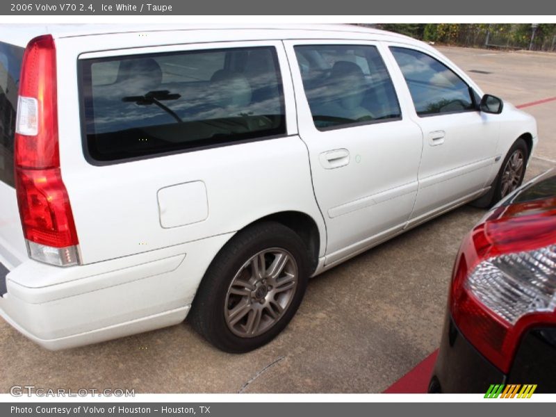 Ice White / Taupe 2006 Volvo V70 2.4