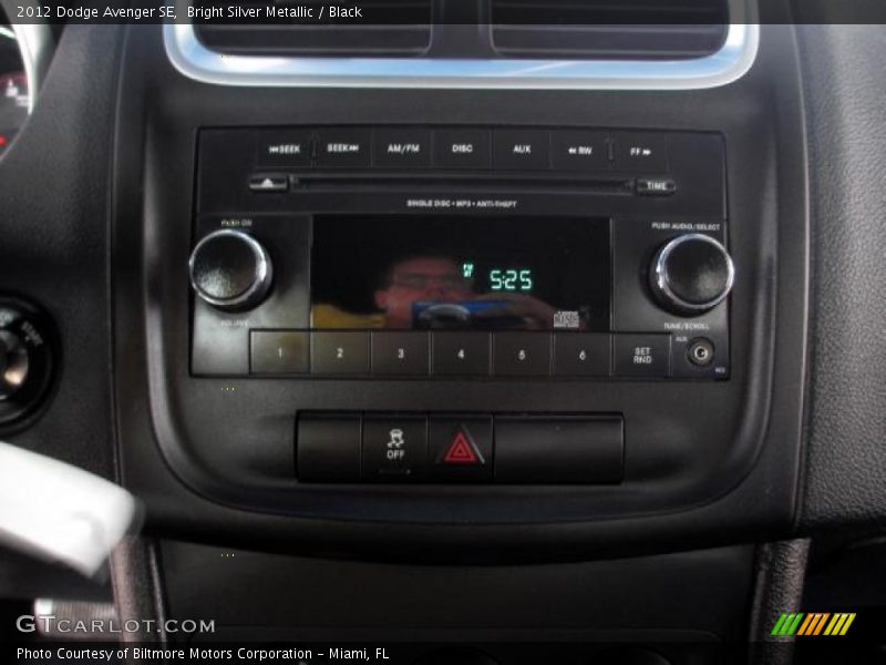 Bright Silver Metallic / Black 2012 Dodge Avenger SE
