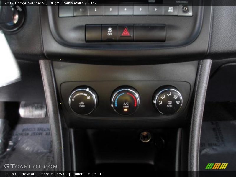 Bright Silver Metallic / Black 2012 Dodge Avenger SE
