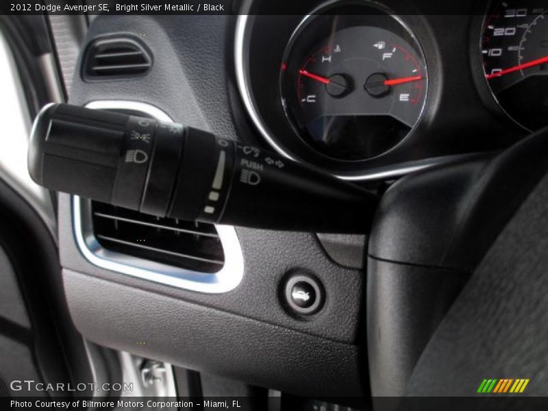 Bright Silver Metallic / Black 2012 Dodge Avenger SE
