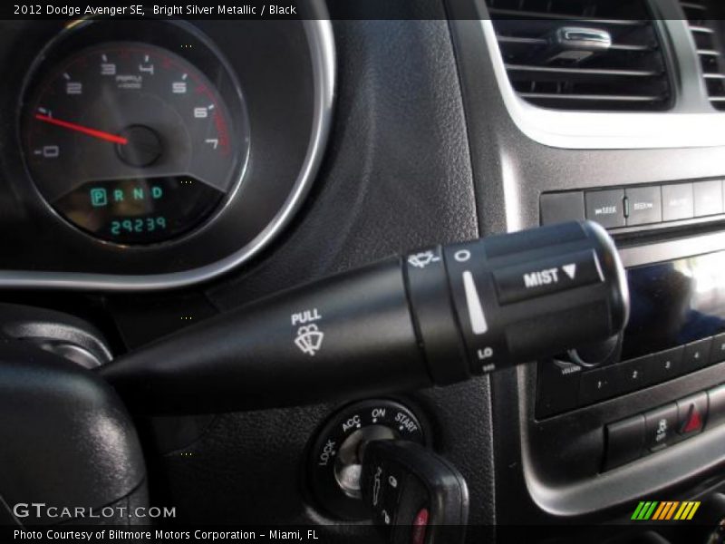 Bright Silver Metallic / Black 2012 Dodge Avenger SE