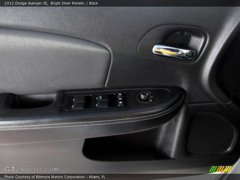 Bright Silver Metallic / Black 2012 Dodge Avenger SE