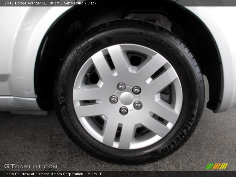Bright Silver Metallic / Black 2012 Dodge Avenger SE