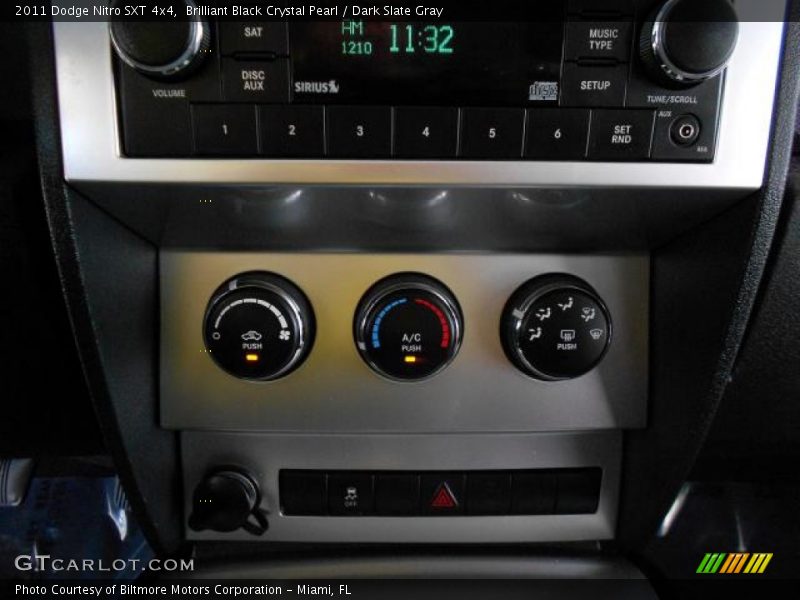 Brilliant Black Crystal Pearl / Dark Slate Gray 2011 Dodge Nitro SXT 4x4