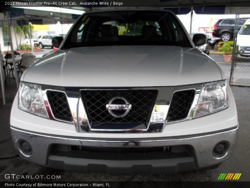 Avalanche White / Beige 2011 Nissan Frontier Pro-4X Crew Cab