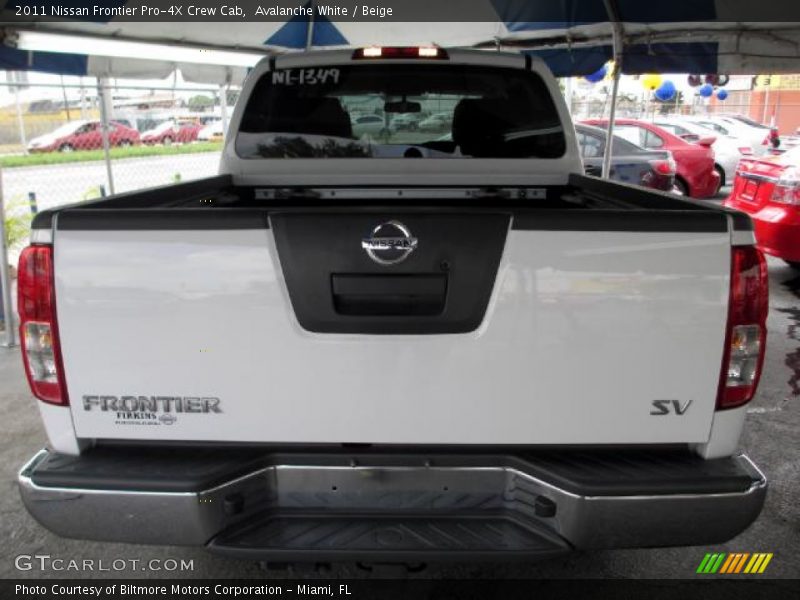 Avalanche White / Beige 2011 Nissan Frontier Pro-4X Crew Cab