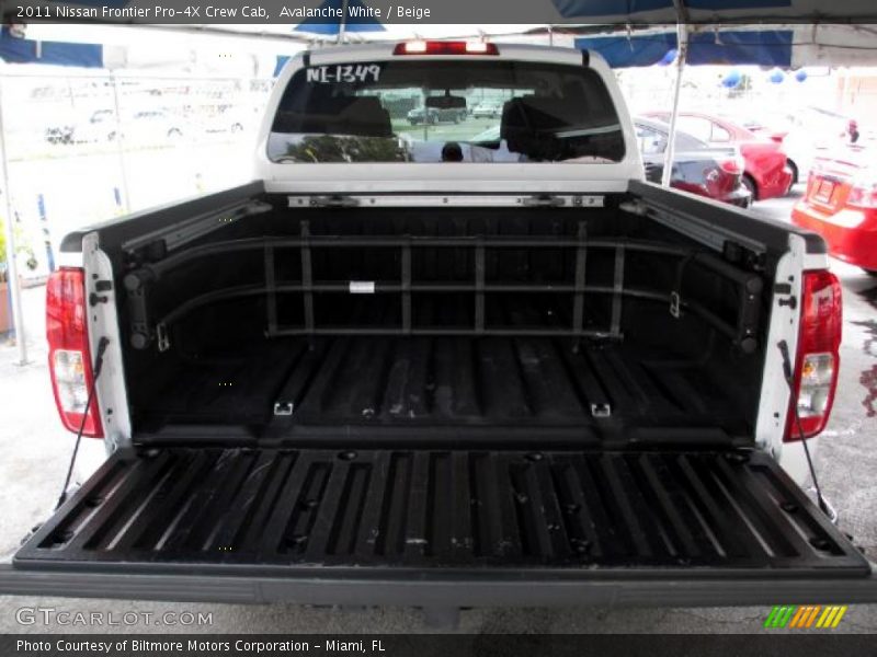 Avalanche White / Beige 2011 Nissan Frontier Pro-4X Crew Cab