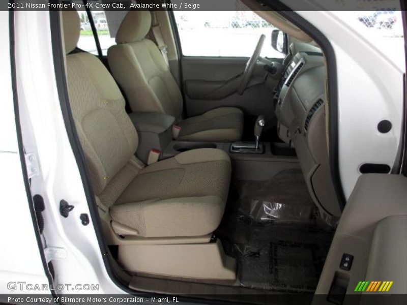 Avalanche White / Beige 2011 Nissan Frontier Pro-4X Crew Cab