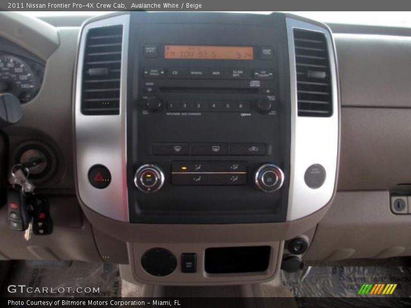 Avalanche White / Beige 2011 Nissan Frontier Pro-4X Crew Cab